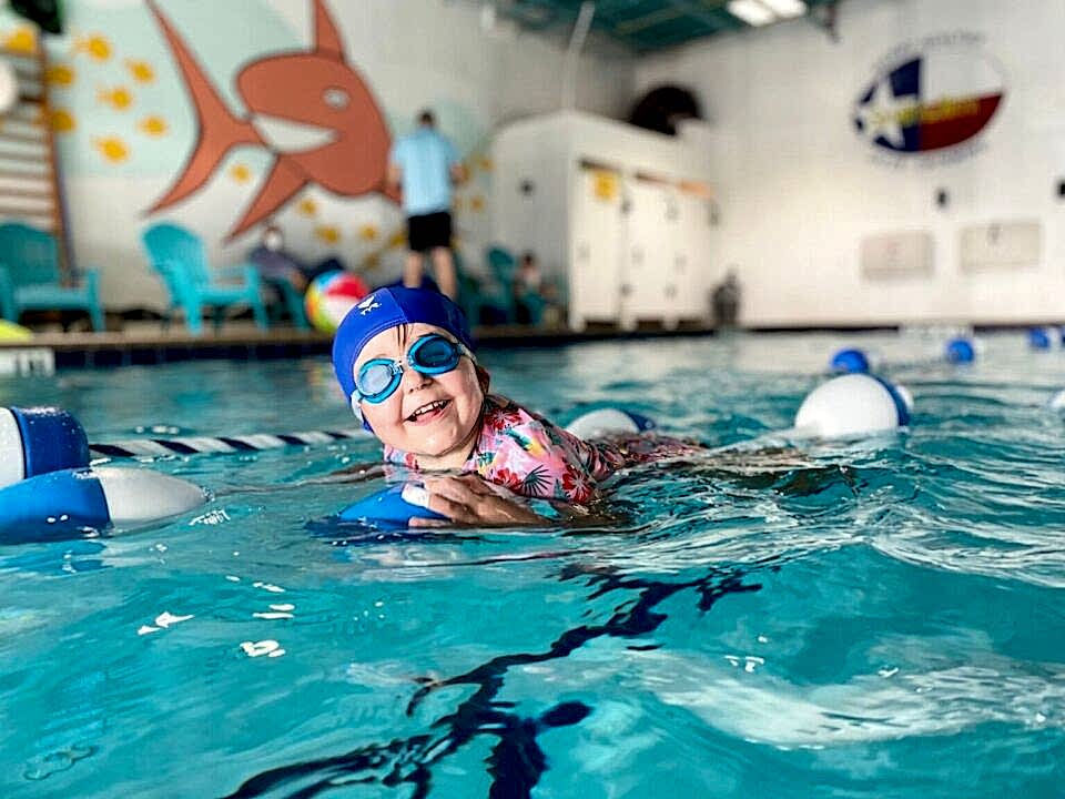 Hiperaktif çocuklar için yüzmenin faydalarını gösteren havuz görseli